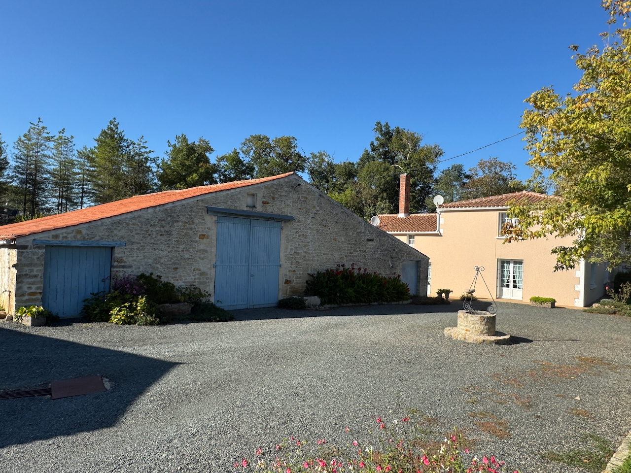 Maison en pierres à rafraichir avec 2 granges. ST JEAN D'HERMINE - 85210.