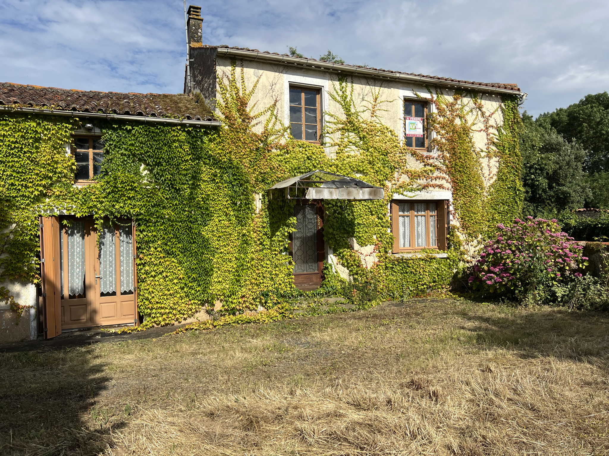Maison en pierre avec de grandes dépendances - THIRE 85210
