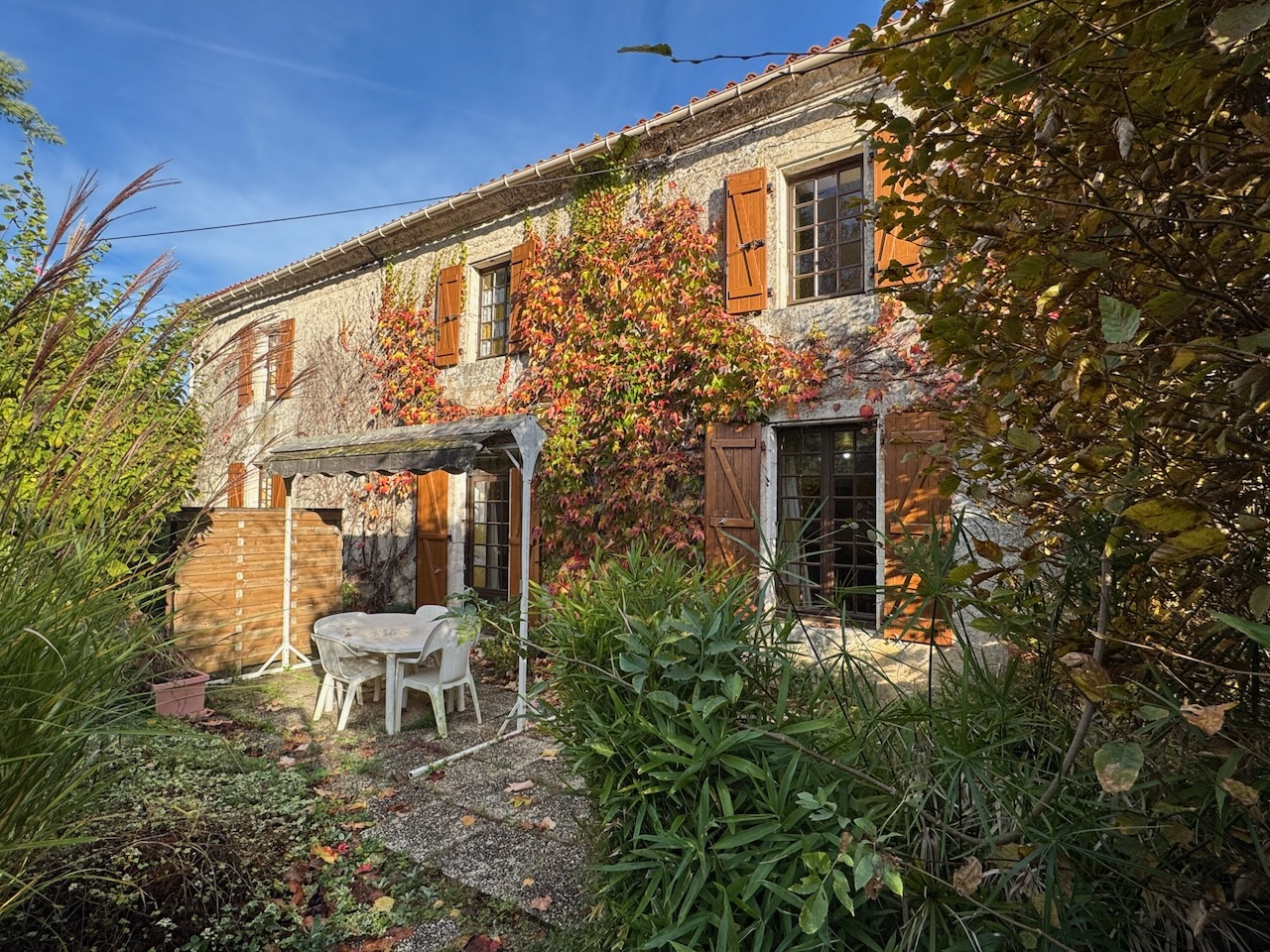 Maison de charme en pierre dans un havre de paix avec dépendance 270 m2 et piscine - LA CHAPELLE THEMER 85210