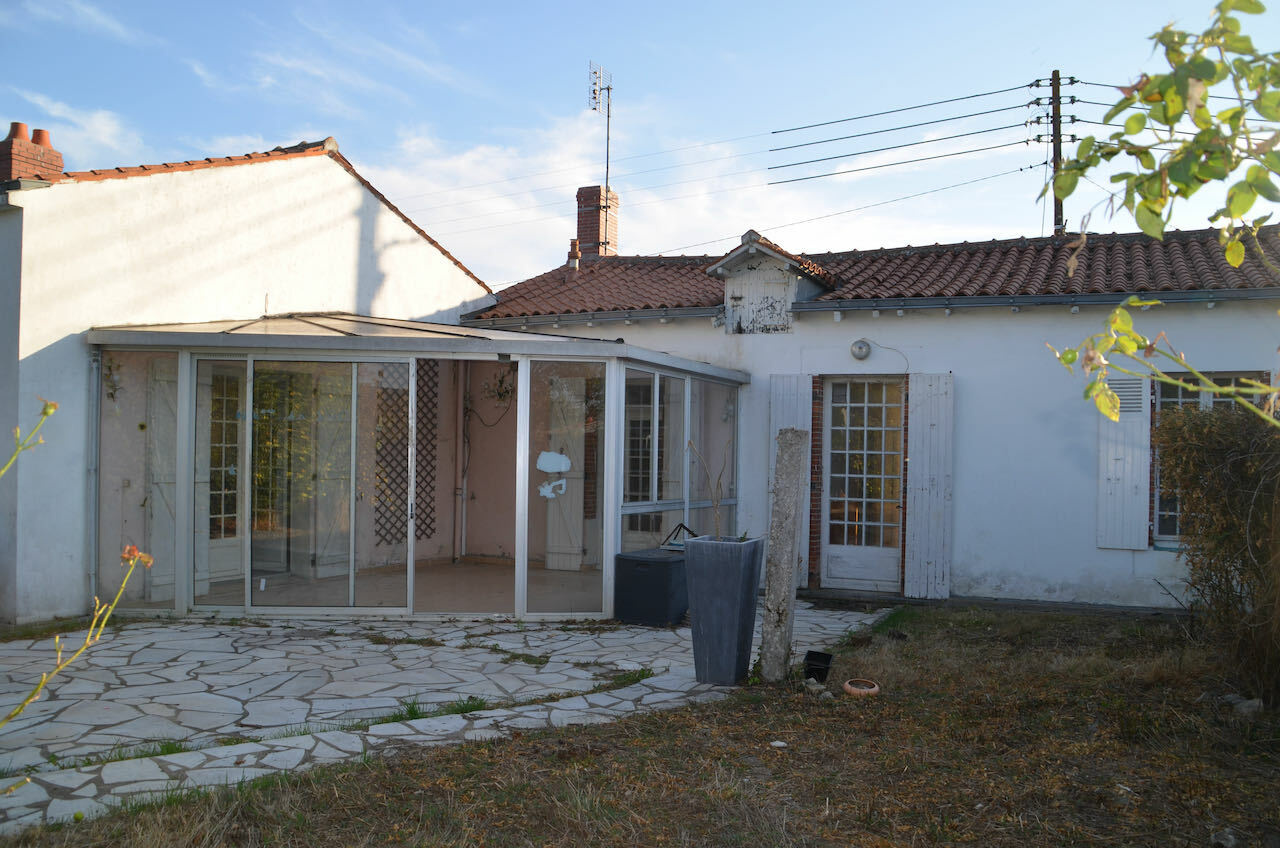 Maison en pierres de plain-pied à rénover - ST JEAN D HERMINE - 85210