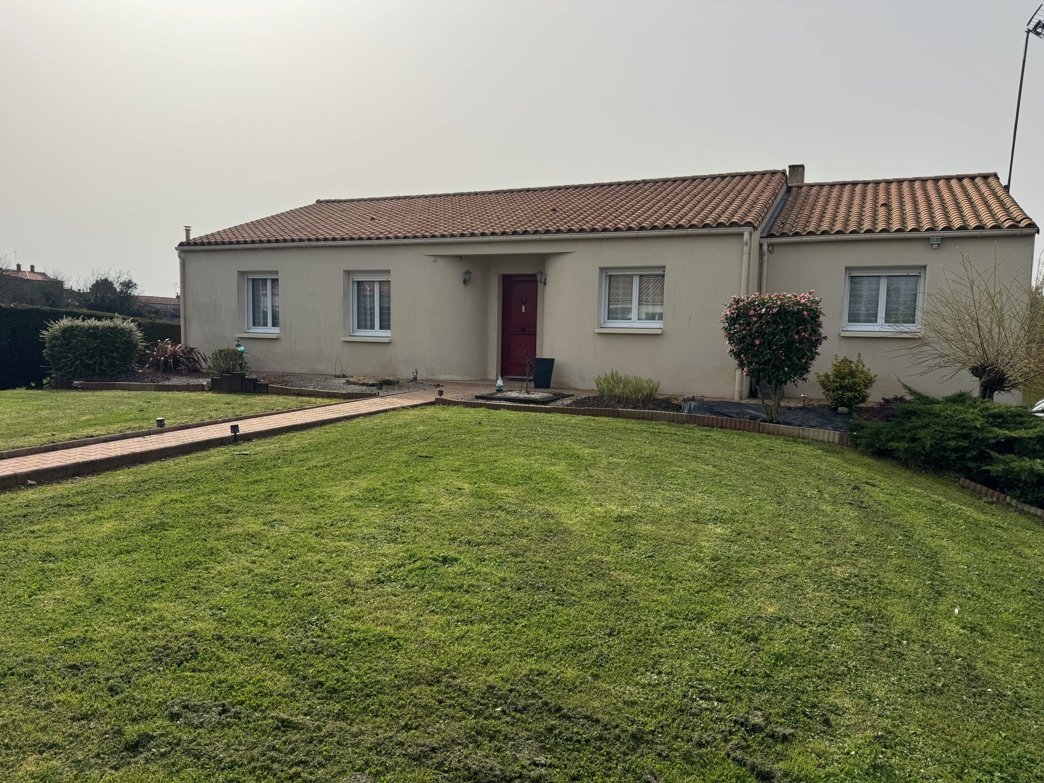 Maison contemporaine de plain-pied avec belles prestations - A 5min de ST JEAN D'HERMINE 85210