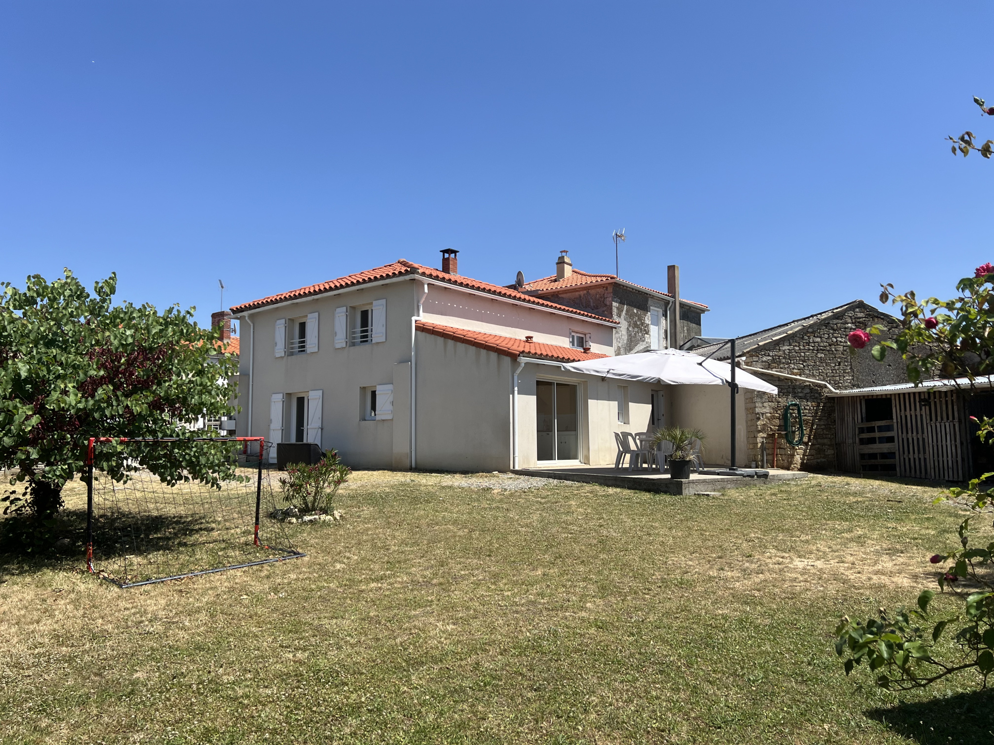 Maison en pierre rénovée au coeur de ville - ST JEAN D'HERMINE 85210