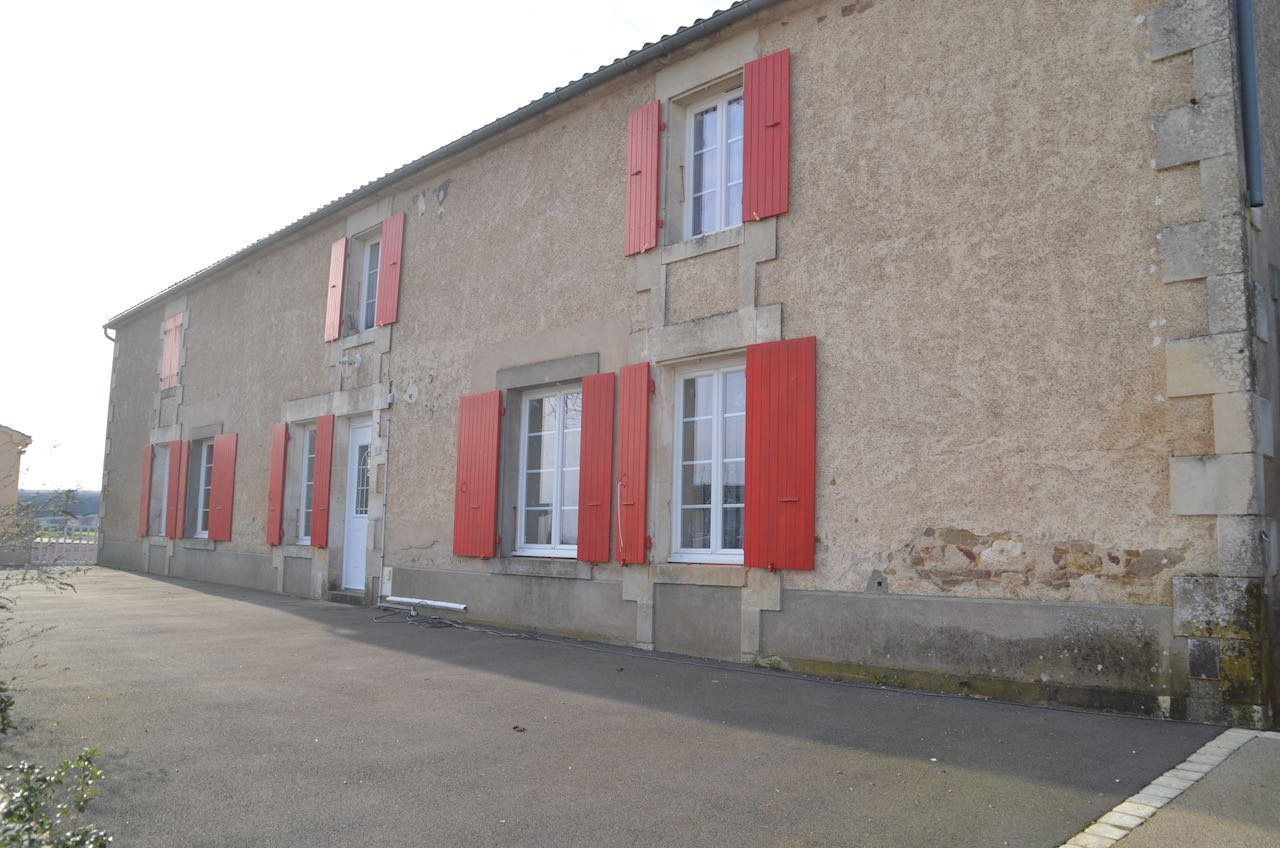 Maison en pierre rénovée d'environ 260m2 avec vaste espace de verdure - A  SAINT LAURENT DE LA SALLE - 85410